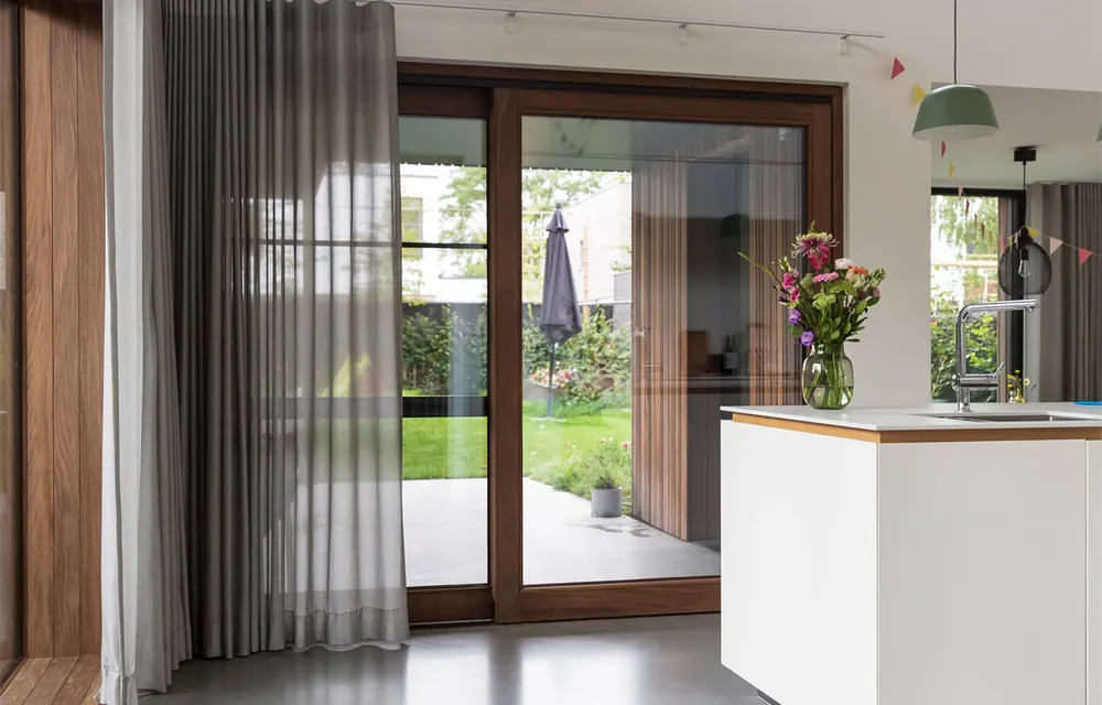 Houten schuifpui naar de tuin, het type pui dat in de Haagse jaren-30-wijken veel voorkomt